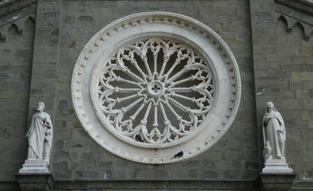 Photo purement décorative d’une façade d’église avec une rosace