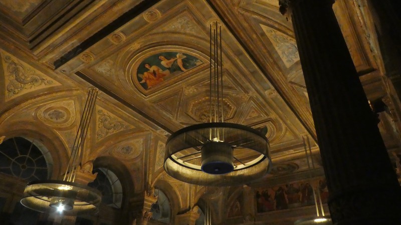 Plafond peint et lustre