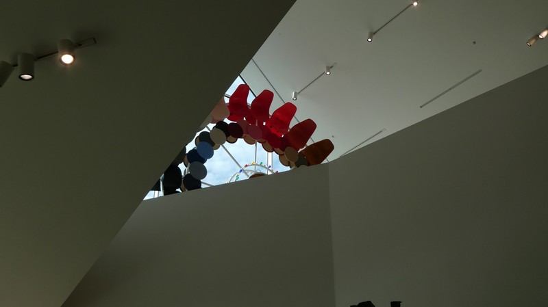 Chaises devant un ciel