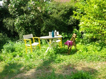 Table et chaises dans un jardin chavillois